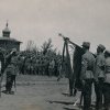 Generál Janin dekoruje 14. července 1919 v Irkutsku prapor 1. čs. střeleckého pluku francouzským Válečným křížem. Zřetelná je nová špička žerdi s kalichem